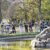 Gitarristin auf dem Schoß von Neptun: Alice Mohr spielte bei der musikalischen Schlossparkführung zum Gesang des Popchors ad libitum.