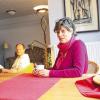 Wohlbehagen:  Die Gäste Christine Fesel und Albrecht Steets in der mit fünf Sternen zertifizierten Ferienwohnung am Wanderweg in Friesenhausen.