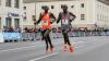 Im Gleichschritt: Der spätere Sieger im Lauf der Asse Vincent Kiprotich Kibet (rechts) und der Zweiplatzierte Lawi Kosgei (beide Kenia).