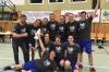 Die Bayernpokal-Siegerinnen des TV Marktheidenfeld mit dem bayerischen Löwen aus Porzellan: (hinten von links) Trainer Fabian Barthel, Raphaela Jochimczyk, Eva Kloos, Dorothee Groß, Anja Röder, Sabine Sigloch, Margret Pfister, (vorne von links) Giulia Zöller, Claudia Merkle, Lena Zwiers, (liegend) Eva Barthel.