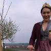 Die Nenzenheimer Weinprinzessin Ann-Kathrin Därr beim Pflanzen eines Zwetschgenbaums.