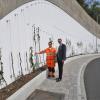 Bürgermeister Jürgen Götz (rechts) und Gärtnermeister Sebastian Heller begutachteten gemeinsam die an der weißen Stützwand oberhalb der B 27 neu angelegte Bepflanzung.