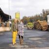 (gab)   Direktor Goos Braker und Frau Tanja Braker vom AGA-Museum (im Bild) in Emmen in Holland besuchten während einer Deutschlandreise die Reste des ehemaligen Rommenhöller-AGA-Werks in Burgsinn. Der frühere Mitarbeiter Lothar Fuchs (Gemünden) erläuterte den Besuchern die Aufgabe und den Niedergang des Werkes, von dem nur noch das einstige Wohnhaus (rechts im Bild) steht, das in dieser Woche abgebrochen wird. Der vom Niederrhein stammende Carl Gustav Rommenhöller hatte die Rechte an der Burgsinner Quelle gesichert und ab 1911 ein Kohlensäurewerk betrieben. 1988 verkaufte die Familie das Werk an die schwedische Firma AGA-Gas. 1991 versiegte die Bavaria-Quelle.