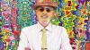 (Rö)   Mit seinen farben- und lebensfrohen Bildern brachte es der 2011 verstorbene New Yorker Maler James Rizzi vom Straßenkünstler bis zum Weltstar der Pop-Art. Auch drei Jahre nach seinem Tod sind seine bunten und fröhlichen Wimmelbilder, die sich meist in irgendeiner Art und Weise auf seine Heimatstadt New York beziehen, noch immer begehrte Sammlerobjekte. Unter dem Titel „Peace and Love – Die Welt des James Ricci“ zeigt die Galerie Gabriele Müller in der Theaterstraße 18 ab Samstag, 15. November, eine Auswahl von Unikaten auf Leinwand, 3D-Papierskulpturen und Serigrafien auf Leinwand. Die Ausstellung läuft bis zum 15. Dezember. Öffnungszeiten: Montag von 10 bis 13, Dienstag bis Freitag von 10 bis 13 und 14 bis 18.30 Uhr sowie Samstag von 10 bis 14 Uhr.