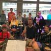 Staatssekretärin Anna Stolz inmitten von Schülern und Lehrkräften der John-Rudolph-Big-Band.