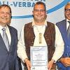 Der große Moment: Verleihung des Ehrenamtspreises an Dieter Büchner (Mitte). Es gratulieren BFV-Präsident Rainer Koch (links) und Jimmy Hartwig (rechts). FOTO: BFV