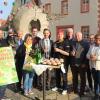 Das Frühlingsfest kann für die Stadt und die Gerwerbetreibenden kommen: Im Bild (von links): Beate Glotzmann, Katharina, Michael und Till Finster, Jürgen Hugo, Petra Aumüller, Bürgermeister Thorsten Wozniak, Axel Schmitt, Johannes Kram, Rudi Kühl, Christine Dittmeier, Elisabeth Orth und Rudi Kleinhenz stießen aufs gute Gelingen an.