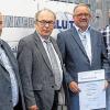 (nrg)   Bei einer Feierstunde wurde Fridolin Riedmann für seine 40-jährige Betriebszugehörigkeit bei der Firma Binner geehrt. Riedmann trat am 1. September 1974 als erster Auszubildender in das Unternehmen ein. Geschäftsführer Holger Binner bedankte sich bei Riedmann für die 40-jährige Treue und sagte, er hoffe auf weiterhin gute Zusammenarbeit. Die Ehrung nahm der Vizepräsident der Handwerkskammer, Walter Heußlein, vor. Im Bild: Heribert Binner, Walter Heußlein, Fridolin Riedmann und Holger Binner.Foto: Nicole Binner