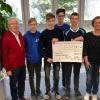 Glückliche Gesichter bei der Spendenübergabe in Marktbreit (von links): Stefan Schwarz, Willi Zink, Jugendspieler vom Hockeyclub Marktbreit, Kathrin Gebauer und Beratungscenterleiterin Annette Brückner. 