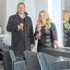 (eh)   Langsam kehrt wieder Leben in den Bad Neustädter Bahnhof ein. Nachdem Stefan Hesselbach (links) das Gebäude erworben und mit der Sanierung begonnen hatte, bezieht Regina Gensler mit „Richys“ (so ihr Spitzname Friseursalon, als erste neue Mieterin einen Teil des Erdgeschosses. Im ehemaligen Wartesaal hat die Friseurmeisterin einen modernen Betrieb mit vier Damen- und zwei Herrenplätzen eingerichtet. Die junge Mittelstreuerin bietet neben allen Formen der Haarbehandlung auch Wimpernverlängerung. Termine können zu den Öffnungszeiten dienstags bis freitags von 9 bis 18 Uhr sowie samstags von 9 bis 13 Uhr vereinbart werden.