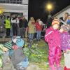 (regi)   Zur Öffnung eines Adventsfensters waren am Sonntag alle Bürger in Saal eingeladen. Treffpunkt war am Marktplatz, dann wanderten alle Teilnehmer die Marienstraße entlang zum Anwesen Ebner, wo eine Andacht gemeinsam mit der Gruppe „Zeitlos“ unter der Leitung von Rupert Schneider stattfand. Schon seit zwölf Jahren ist es in Saal üblich, mit Adventsfenstern die stille Zeit vor dem großen Fest zu gestalten. In diesem Jahr haben Klara Werner, Silke Schmitt, Michaela van Velsen und Heike Böhm die Organisation übernommen. Nach einer Begrüßung auf dem Marktplatz durch Klara Werner verlas Carina Schmitt ein Gedicht zur Einstimmung. Dann zogen die Teilnehmer gemeinsam in die Marienstraße. Dort gestaltete die Familie Ebner die Andacht, wobei die Sterne, die Licht und Orientierung geben, im Mittelpunkt standen. Als „Stern in dunkler Nacht“ wird auch Jesus bezeichnet, dessen Geburtstag Weihnachten gefeiert wird. Ein besonderer Stern führte auch die drei Könige nach Bethlehem. Bei Glühwein und Plätzchen ging die Veranstaltung zu Ende. Das nächste Adventsfenster wird am dritten Adventssonntag geöffnet. Treffpunkt ist wieder am Marktplatz um 17 Uhr.