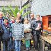 (nibo)   Weil heute viele Kinder in ihrem Alltag kaum mehr mit Tieren in Berührung kommen, gibt es an der Grund- und Mittelschule Schwanfeld jetzt Kaninchen. Unter fachkundiger Anleitung können die Kinder artgerechte Tierhaltung erleben, teilt die Schule mit. Das stärke das Selbstbewusstsein der Kinder. Respekt und Verantwortung gegenüber anderen Lebewesen werden erlernt. Schüler der 7b der Franziskus-Schule (im Bild vorne) und Schüler der Schwanfelder Schule pflegen drei Zwergkaninchen, die ihnen Gerhard Wilpert vom örtlichen Kaninchenzuchtverein überlassen hat. Die achte und neunte Klasse der Mittelschule haben gemeinsam mit Fachlehrer Uwe Wagenhäuser ein Freilaufgehege gebaut. Im Bild (hinten, von rechts) Schulleiter Jürgen Faltenbacher, Gerhard Wilpert, Wilfried Bauer und Horst Brandenstein.