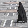 In München: Eine Frau in einer Burka geht über den Odeonsplatz.