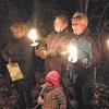 (micz)   Die ganz große Adventsstimmung wollte angesichts eher herbstlichen Wetters noch nicht aufkommen – bei der Waldweihnacht in Rottenbauer. Gleichwohl zogen wieder zahlreiche Familien mit Fackeln und Laternen an den Waldrand, wo der evangelische Pfarrer Horst Sauer, Leo Füller, Monika Lanz, Rudi Kroker und Jürgen Geißdörfer bei einer kleinen Andacht eine moderne Weihnachtsgeschichte vortrugen. Adventliche Lieder trompeteten Sebastian Scheller und Otmar Troll. Ein gemütliches Beisammensein mit Glühwein, Pusch und Adventsgebäck am Kirchplatz, das die TSV-Männersportler organisiert hatten, schloss sich an.