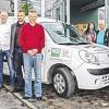 (fan)   Die „Grüne Gruppe“ des Markt- und Service-Integrationsunternehmens (MSI), das zur Lebenshilfe Schweinfurt gehört, hat ihren Fuhrpark um ein 15 000 Euro teures Elektrofahrzeug erweitert. Elf Firmen, vorwiegend aus der Region, haben das durch Werbung auf dem Fahrzeug ermöglicht, sowie acht weitere Firmen durch Geldspenden. Die „Grüne Gruppe“ des MSI bietet Gartenbau- und Landschaftspflege-Leistungen an und beschäftigt 20 Mitarbeiter. Das MSI beschäftigt in seinen Integrationsbetrieben Menschen mit Behinderung und Langzeitarbeitslose. MSI-Geschäftsführer Werner Kraus dankte den Sponsoren für ihr soziales Engagement. Von links: Werner Kraus, Holger Börner (MSI), Alfred Kaiser (Metzgerei Kaiser), Cäcilie Fehr (Gemüse Karl), Uwe Poerschke (PR Graphics), Helfried Beyfuß, Harald Keidel (Anders Sondermaschinen GmbH), Kurt Karl (Gemüse Karl), Diana Müller (PR Graphics), Peter Glückert (Autohaus Glückert), Thomas Wenz, Alexander Göbl (Autowego), Harald Eller (RAW), Kai-Alexander van Hueth (J. J. Darboven), Jürgen Belschner (Allmis Johann Verpackungen).