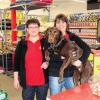 An Aschermittwoch wurde „Nicki's Tierparadies“ in der Vorstadtstraße eröffnet. Inhaberin Sabine Kornder (rechts, mit Hündin Nicki) und Elvira Back freuen sich über regen Kundenzustrom.