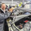 Blick unter die Haube: Porsche-Serviceleiter Matthias Marquardt und Karosseriebauer Edgar Alt (mit Brille) begutachten einen Porsche aus den 70iger Jahren.