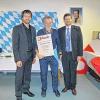 Ehrungen: Der Radfahrverein Edelweiß Himmelstadt ehrte seine erfolgreichen Aktiven. Auf dem Bild von links: Vorsitzender Sport Michael Blaß, der 15-malige bayerische Meister und 300 000-Kilometer-Fahrer Richard Kohlhepp und der Vorsitzende Organisation Stephan Paulus.