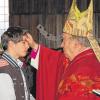 Bischof Paul-Werner Scheele im Haßgau: Hier spendet er im März 2013 in der Aidhäuser Kirche Sankt Peter und Paul das Sakrament der Firmung.