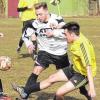 Mit einem enttäuschenden 2:2 gegen die DJK Abersfeld verlor die SG Zell/Weipoltshausen/Madenhausen wertvollen Boden im Rennen um Platz zwei in der A Klasse Schweinfurt 6. Hier ackert der Abersfelder Alexander Matern (Mitte) gegen die SG-ler Daniel Derleder (links) und Tobias Bickel – vergeblich.
