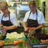 Gesund und lecker: Angelika Korostil (links) und Angela Steigerwald bereiten die Speisen in der Küche der Bildungsstätte Benediktushöhe in Retzbach frisch zu.