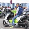 Da geht's lang: Ivo Schmitt von Busch und Wagner weist einen Nachwuchs-Biker in die Funktion des Elektrorollers ein.
