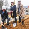 Erster Spatenstich: Stadtbau-Chef Hans Sartoris, Baudirektorin Cornelia Breitzke von der Regierung von Unterfranken und Oberbürgermeister Christian Schuchardt (von links) freuten sich über das Bauprojekt der Stadtbau in Michelstraße.