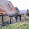 Raub der Flammen: Ein Feuer hat am frühen Samstagmorgen die Pergola eines Einfamilienhauses in Wernfeld zerstört.