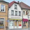 Aufhübschen: Hans-Joachim Scheller möchte in dem früheren Bäckereiladen (Bildmitte) Beck) ein Nagelstudio einrichten sowie die Schaufenster austauschen und die Außenfassade verändern.