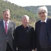 Zum 80. Geburtstag von Norbert Seidenspinner gratulierten der Zweite Bürgermeister Peter Klingler (links) und Pfarrer Peter Vuletic (rechts) offiziell, bevor die große Feier mit Familie und Freunden begann.