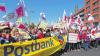 Demonstration in Berlin: Im Tarifstreit bei der Postbank hat die Gewerkschaft ver.di eine unbefristete Streikwelle gestartet. Am Montag waren Filialen in mehreren ostdeutschen Bundesländern betroffen. Die Aktionen werden am Dienstag in Niedersachsen, Bayern und Hessen fortgesetzt. Angesichts eines möglichen Verkaufs durch die Deutsche Bank fürchteten die Beschäftigten um ihre Arbeitsplätze.