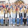 Sportlerehrung: die erfolgreichen Bergrheinfelder Korbballerinnen, die meisterlichen Schützen der BSG Bergrheinfeld, die Ü32 Fußballer des TSV zusammen mit ihren Trainern, Betreuern und Vorständen sowie zweitem Bürgermeister Dieter Wagner (links) und Bürgermeister Peter Neubert.