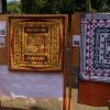 (ler)   Seit zehn Jahren besteht die Kreuzwertheimer „Patchwork-Gruppe“, in der sich zehn nähfreudigen Frauen engagieren. Das Jubiläum wurde mit einer Ausstellung der schönsten „Brücken-Quilts“ vor der Parassek-Museumsscheune gefeiert.  Gern erläuterte die Leiterin, Kerstin Friemel, den Besuchern alles Wissenswerte über diese Art der Nähtechnik, die auf einer Gemeinschaftsarbeit  beruht. „Unser Round Robin ist ein Quiltop, der durch einige kreative Hände geht,“ so Friemel. Dabei werde vorher die Größe  der Brücke abgesprochen. Sobald der Mittelteil fertig ist, wird er mit passenden Stoffen an die nächste Teilnehmerin geschickt, und dann wird weiter getauscht. „Wir haben alle zwei Monate einen unserer „Round Robin-Kasten“ mit sehr unterschiedlichen Wünschen, Vorstellungen und Vorhaben, und nach 14 Monaten gibt es ein allgemeines großes Staunen, wenn die acht Quilter fertiggestellt sind – auch Überraschungen.“  So sei etwa ein afrikanisches Motiv nähtechnisch bestens gelungen. Aber es wird nicht nur genäht, sondern auch gestickt und geklebt. Das Interesse an dieser Ausstellung war groß, immer wieder kamen Familien, um sich die schönen Arbeiten anzusehen.