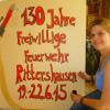 Kreative Feuerwehrfrau: Zweite Kommandantin Manuela Scheuermann fertigt in ihrem Wohnzimmer der Hinweisschilder und Tafeln für das  Gründungsfest der Rittershäuser Feuerwehr.