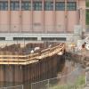 Soll dem Druck des Mains standhalten: Der so genannte Fangedamm ist 43 Meter lang. Die Rohrturbine wird rechts neben dem Gebäude positioniert.