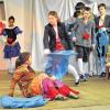 Theater am Egbert-Gymnasium: Die Zeit-Banker wollen von Momo deren Bestes – Zeit. An zwei Wochenenden ist dieses Stück in Münsterschwarzach zu sehen.