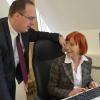 Berufliches Glück: Andrée Sammeth von Sammeth Personalmanagement in Karlstadt schätzt die Qualifikationen seiner Mitarbeiterin Monika Peterlik. Der Weg zurück ins Arbeitsleben war nach dem plötzlichen Erblinden für die 57-Jährige nicht leicht. Der Firmenchef unterstützte sie.
