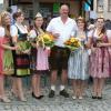 (ode)   Ihr 35. Glatzenweinfest feierte am Wochenende die Weinbaugemeinde Neuses am Berg. Der Dettelbacher Ortsteil darf einen schmucken Marktplatz sein Eigen nennen, der den Rahmen für den Auftakt des Weinfestes bietet. Zur Eröffnung am Freitagabend kamen neben der lokalen Prominenz auch zahlreiche Gäste, die das kleine Weinfest zu schätzen wissen. Weinprinzessin Andrea I. Troschke gab, assistiert von ihrer Dettelbacher Kollegin Laura Kreßmann und weiteren Weinhohheiten, den Startschuss. Grußworte sprachen Landrätin Tamara Bischof und Dettelbachs stellvertretender Bürgermeister Herbert Holzapfel. Zuvor gab Festleiter Gerhard Senft mit seinem Team einen Empfang für die Ehrengäste in der Heckenwirtschaft Düll.