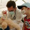 ARCHIVBILD VON 2006!!!(huGO-ID: 4289005)  Obermeier/ Uniklinik, Teddyklinik, Dr. Philippe Körner beseitigt die Ursache der Kopfschmerzen von Martins Teddy  FOTO:?Obermeier