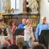 (si)   „Aufstehn, aufeinander zugehn“, mit diesem Lied begann der Dankgottesdienst anlässlich des 20-jährigen Bestehens der Pfarrband „Stand Up“ aus Egenhausen in der Kirche St. Johannes der Täufer. Zelebriert wurde er von Pater Winfried. Der Augustinerpater aus Münnerstadt begleitet die Band seit ihrer Gründung. Gemäß dem Motto dieses Liedes taten sich vor 20 Jahren ein paar Hobbymusiker zusammen und fingen spontan mit dem Proben an – „Stand Up“ war geboren. Seitdem umrahmt die Band kirchliche Feste mit neuen geistlichen Liedern. In einem anschließenden Konzert, in dem die Zuhörer mit einer abwechslungsreichen Auswahl aus dem umfangreichen Repertoire verwöhnt wurden, blickten die Bandmitglieder auf die vergangenen Jahre zurück. Für die zahlreichen Gäste und die Musiker war dieses Konzert eine Premiere und eine schöne Erfahrung. Am Ende sangen alle gemeinsam die „Irischen Segenswünsche“. Der stimmungsvolle Abend klang mit einem Sektempfang vor der Kirche aus. „Stand Up“ sind Sebastian Horn, Angelika Keller, Burkard Rettner, Daniela Rettner, Lisa Rettner, Lukas Rettner, Bernd Vierengel, Sandra Walter und Armin Weber.
