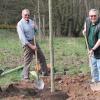 Nachträgliches Geschenk zum 80. Geburtstag: Karl-Hermann Reich (rechts) hat an seiner Jagdhütte im Oberen Wald eine Roteiche für Karl Groenen (links) gepflanzt.