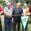 Übergabe des Wimpels aus dem Landkreis Fulda in den Landkreis Bad Kissingen: Das Bild zeigt von links: Hauptwanderwart Uwe Schleicher, Rhönklub-Präsident Jürgen Reinhardt, Bürgermeister Wolfgang Back, stellvertretenden Landrat Emil Müller und Vizepräsident Bernd Müller-Strauß.