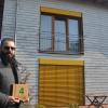 Jochen Haase vor seinem Haus im Lenker in Karlstadt. Für die vorbildliche Dämmung und Energieversorgung seines Hauses hat er die Grüne Hausnummer bekommen.