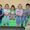 (gab)   Die Sonnenblumenkinder freuen sich über das neue Bücherregal, die apfelgrüne Couch, auf der sie gemeinsam Bücher ansehen oder dem Vorleser lauschen können, die bunten Klangbausteine und die Wandkugelbahn. Der neue Baldachin macht die Puppenwohnung gemütlich, heißt es in der Mitteilung. Begeistert spielen die Kinder der Gänseblümchengruppe mit dem neuen Sandspielzeug. All dies wurde mit Unterstützung der fleißigen Helfer bei den Altkleidersammlungen ermöglicht. Die Kinder, die Erzieherinnen und der Elternbeirat danken den Helfern.