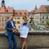 Gespannt: Thomas Heitlinger (GWF) und Claudia Biebl vom Stadtmarketingverein freuen sich auf das erste „White Dinner” auf der Alten Mainbrücke in Kitzingen.