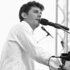 (gh)   Roger Stein gastiert am Samstag, 19. September, zum vierten Mal im Café Leo. Beginn ist um 19.30 Uhr. Diesmal hat der Schweizer Autor, Musiker und Singer-Songwriter die Lieder seiner neuen CD „Lieder ohne mich“ im Gepäck. Roger Stein, in Zürich geboren, erhielt seit dem achten Lebensjahr eine klassische Klavierausbildung und studierte 1995 bis 2000 an der Hochschule für Musik und darstellende Kunst in Wien klassischen Gesang. Stein hat einen vielseitigen Weg zurückgelegt, der ihn von Germanistik und Theaterwissenschaft weg zunächst als Sänger in Opernproduktionen verschlug, danach über die Musikalische Leitung bei verschiedenen Produktionen und diverse Kompositionen im Theater und Kabarettbereich schließlich bis zum Sprechgesang führte. Karten für das Konzert gibt es unter  (0 95 26) 95 02 93 oder per E-Mail an info@hagel-orgelvielfalt.de
