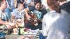 Entspannter Sonntag: Ganz unterschiedliche Menschen fanden beim Picknick der Bahnhofsmission vor dem Hauptbahnhof zueinander.