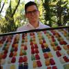 (mma)   Er wirft sie ins eiskalte Wasser, zündet sie an, setzt sie Eis und Schnee aus und bemalt sie in allen Regenbogenfarben: Julian Thurn ist der „Gummibärchenfotograf“ und stellt noch bis zum 30. September 24 seiner schönsten Fotografien von und mit den süßen bunten Bärchen im Krankenhaus Juliusspital aus. Wie kam er zu den Gummibärchen? 2008 habe er sich eine neue Spiegelreflexkamera gekauft und nach „geduldigen“ Motiven zum Fotografieren gesucht. Zufällig lag da gerade eine Tüte Gummibärchen auf dem Tisch, die Lieblingsnascherei des 22-jährigen – und somit waren Motiv und Models schnell gefunden. Wer die Werke von Julian Thurn ansehen möchte, kann seine Ausstellung im ersten und zweiten Obergeschoss des Juliusspitals kostenlos besuchen oder unter https://facebook.com/DerGummibarchenFotograf in Gummibärchen schwelgen.