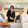 Der Kunde steht im Mittelpunkt: Darin waren sich (von links) Besucher Reinhold Brod sowie Filialleiterin Franziska Väth, Kundenberater Stefan Bauer und der mainfränkische Niederlassungsleiter der HypoVereinsbank Harry Bermüller in der neu eröffneten HypoVereinsbank Marktheidenfeld einig.