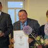 Jetzt ist es offiziell: Der ehemalige langjährige Bürgermeister der Gemeinde Riedbach, Theo Diem, hat den Ehrentitel eines Altbürgermeisters verliehen bekommen. Im Bild von links: Riedbachs amtierender Bürgermeister Bernd Fischer, Altbürgermeister Theo Diem zusammen mit seiner Frau Rita.